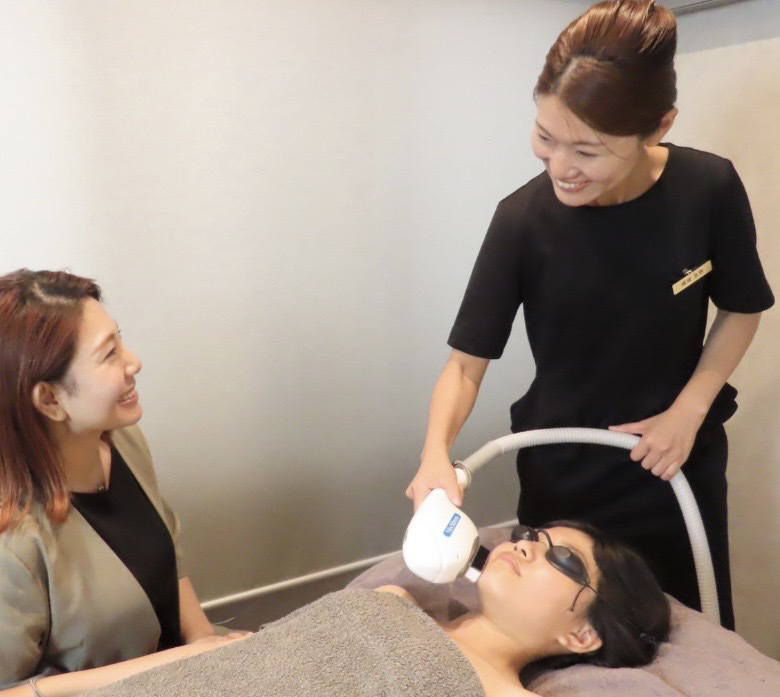 カウンセリングや施術説明をしている様子